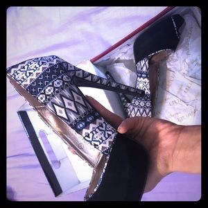 Pump heel Black and white